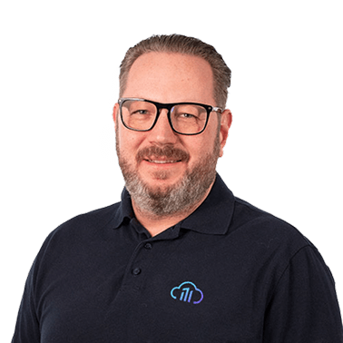 Portraitfoto von Sascha Vorderstemann, CEO & Gründer von main cloud solutions, freundlich lächelnd, mit schwarzem Poloshirt und Firmenlogo.