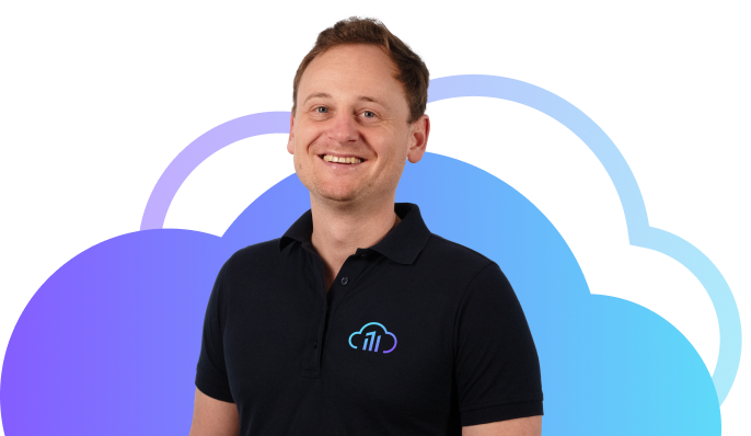 Portraitfoto von Simon Spitznagel, freundlich lächelnd, mit schwarzem Poloshirt und Firmenlogo.