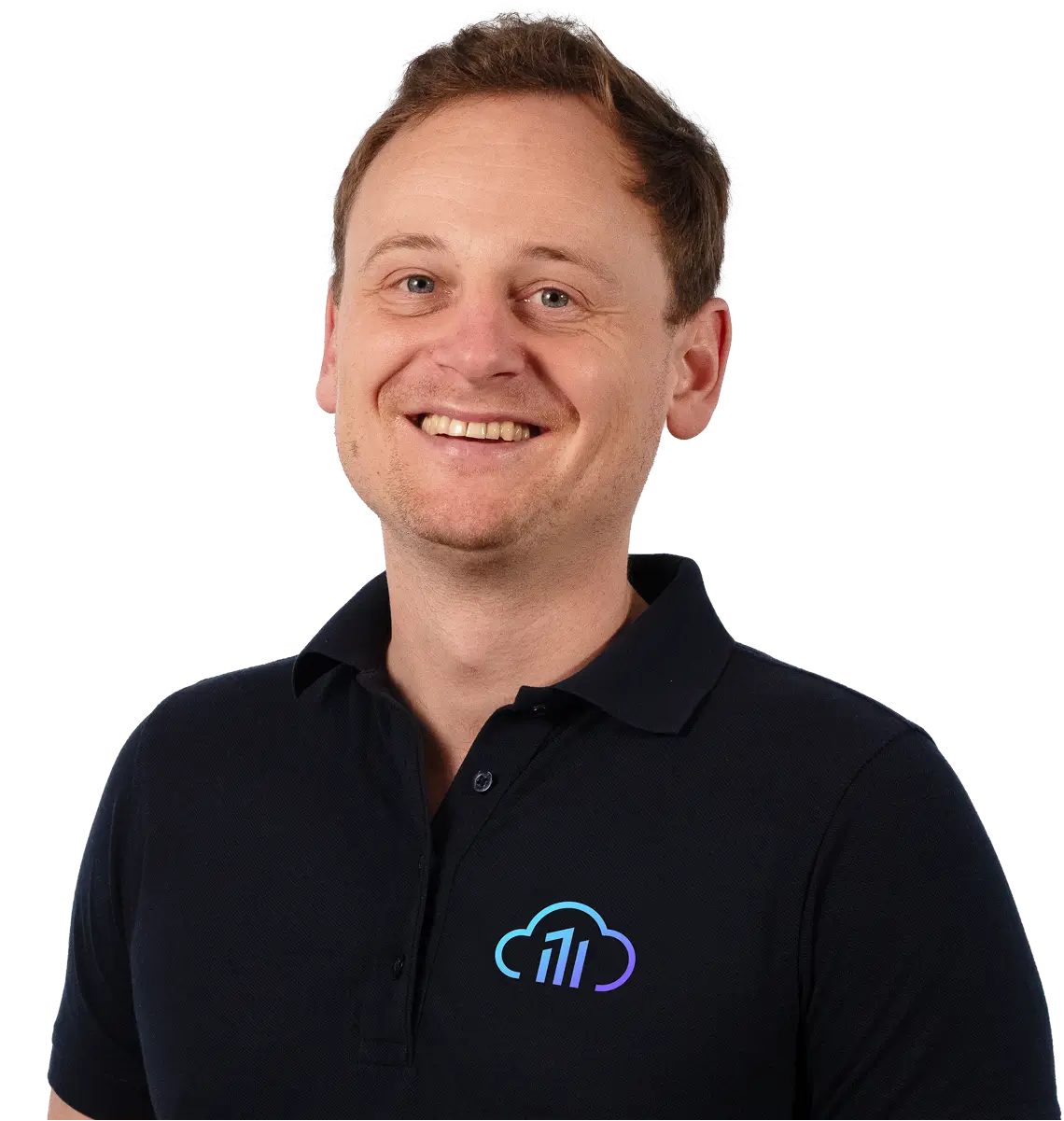 Simon Spitznagel Portraitfoto von Simon Spitznagel, freundlich lächelnd, mit schwarzem Poloshirt und Firmenlogo.