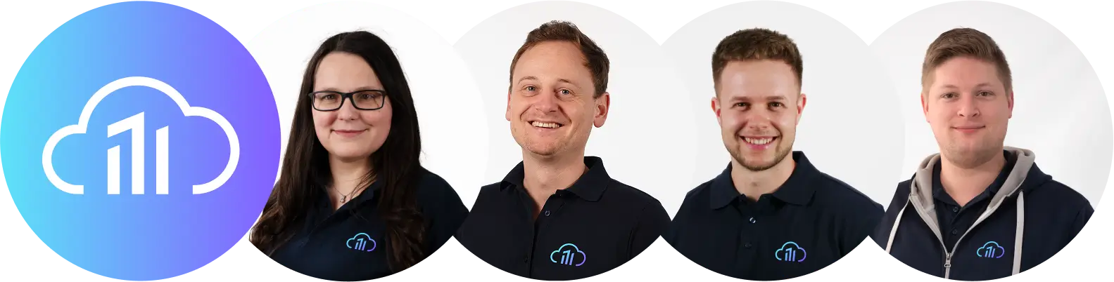 Das Team von main cloud solutions – Ihre Experten für Cloud Lösungen Teamfoto von vier Mitarbeitenden von main cloud solutions mit Firmenlogo